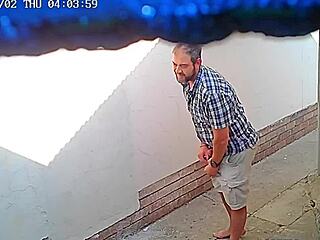 كاميرا CCTV تلتقط زوجين هاوين ينكون بقوة خارج مطعم عام ليلاً