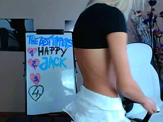 Solo Girl Masturbates on Cam