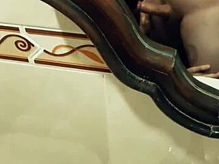 Sara Mansourasta saa perseensä ja pillunsa runkkautettua kovasti töissä.