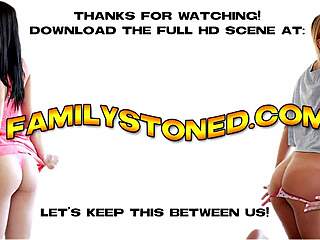 Padrastro folla duro el coño apretado de Serena por detrás en acción intensa