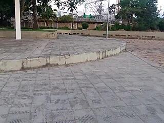 Mary Butterfly toont dik lichaam in publiek overdag exhibitionisme. Vreemden kunnen niet stoppen met kijken!