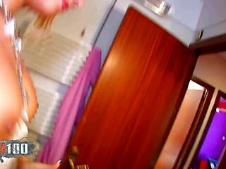 Гореща блондинка с голям задник и огромни цици се наслаждава на дълбоко чукане на задник