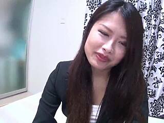 야, 수줍은 일본 OL 미녀가 뜨거운 블로우잡 세션으로 픽업되는 거 보고 싶어?