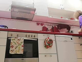 Stiefsohn spioniert Stiefmutter in der Küche unterm Rock