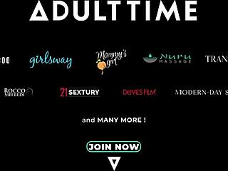 هي، عايز تشوف كسي المبلل وهو بيتناك بعد الدش؟