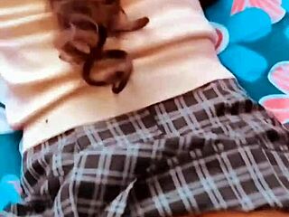 Ung latinafitta creampieas av läraren efter lektionen i äkta hemmaknull