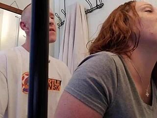 Szybki numerek w łazience z jej ogromnymi cyckami był dziki