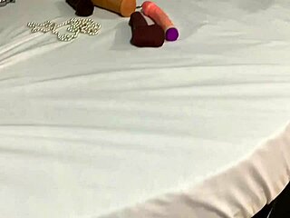 Submisivní děvka se ukazuje a bere čurák zezadu v motelu