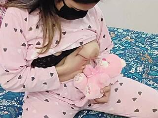 印度继女玩泰迪熊而继父渴望肏她逼