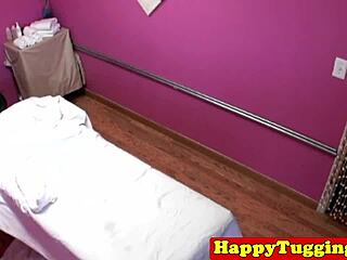 หมอนวดเอเชียชักว่าว ถูกแอบถ่ายในเซสชั่นกลุ่ม