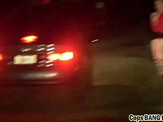 Črnec uživa v lizanju obrite pičke policistke med intenzivno akcijo