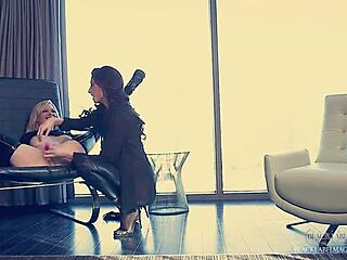 Lezbejke u međusobnim škarama i dildo jebanju u hardkor akciji