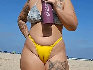 ビーチで彼がフェラを懇願