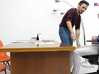 Me pillan dándome por culo polla negra gorda en curro interracial sin goma