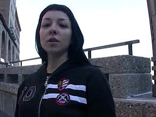 수도원 주변에서 18+ 청년을 공공장소에서 박았어, 야외 스릴을 느끼며