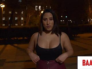 זונה ונצואלנית תחת ענק מזויין בראיון חם