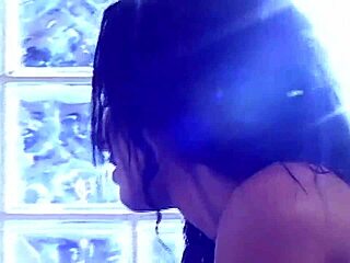 She did an erotic performance before spreading her legs for her hunky lover