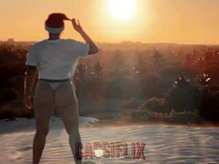 Latina Milf Masturbates to Orgasm Outdoors Publicly