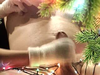 Meine sexy Nachbarin überrascht mit Weihnachts-Blowjob