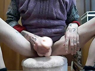 Melvincoficial, gej Španec, masturbira solo v rolerjih v tej zgodbi