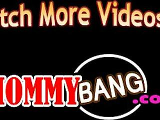 Kako sta poredna najstnica in prsata milf delili en trd kurac?