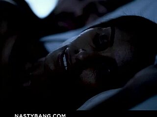 Brunetka u vešu koristi igračke i dildo