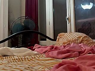 Ερασιτέχνης λευκή πόρνη σε ροζ κορσέ στρινγκ δερμάτινα παντελόνια ψηλά τακούνια καβαλάει γαμάει γλείφει κώλο χουφτώνει καυλί