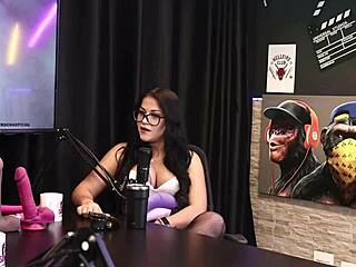 Vay! Şeffaf kırmızı iç çamaşırındaki muhteşem bayanlar domine ediyor!