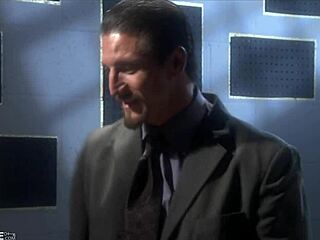 Černovlasá kráska Victoria Sin si nechá ošukat obličej a naplnit sperma