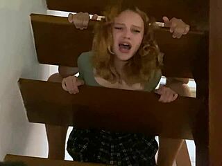 يا أختي غير الشقيقة، عالقة في الدرج بدون بنطال داخلي، تحتاجين مساعدة؟