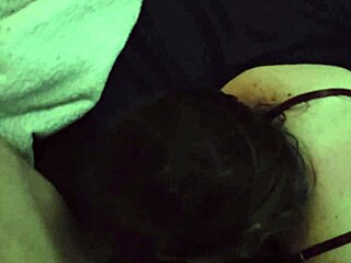 Soția introduce jucăria nouă în fundul strâmt iubind analul