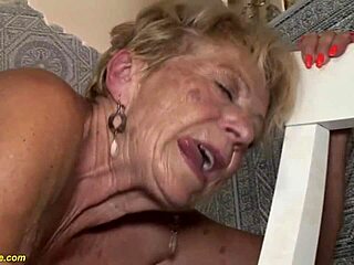 Kosmatna 89-letna babica prenese grobo nabijanje čez mizo