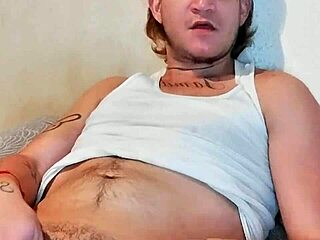 el chacal colombiano manosea al pasivo, haciendo gemir de placer