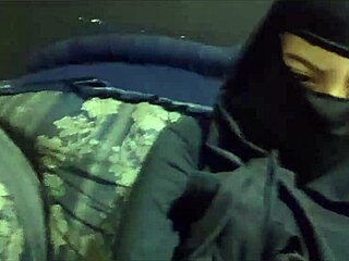 MILF araba amatoriale sfoggia tette grosse e squirt cremoso in abito hijab