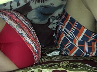 Mientras EL ESPOSO TRABAJA, EL VECINO ATIENDE A LA ESPOSA