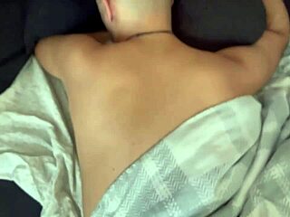 Machão tomando o leite do café da manhã na cama