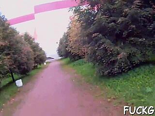 Mlada 18+ amaterka z majhno pičko dobi sesanje pičke, jebanje in hardcore kurac akcijo