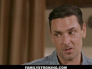 Έι, η Scout δείχνει στον πατριό και τον ετεροθαλή αδερφό τα ξανθά της κόλπα