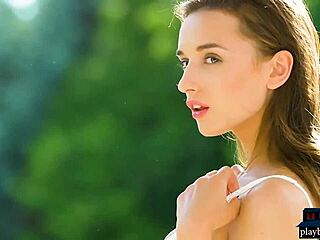 Perfekte brünette Babe strippt und reizt mit ihren Kurven