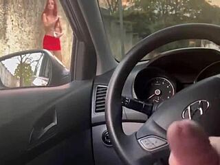 Gostosa Masturbates Publicly at Bus Stop Outdoors!