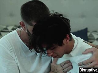 Да ли овај млади геј твинк губи аналну невиност без кондома са старијим љубавником у табу први пут?