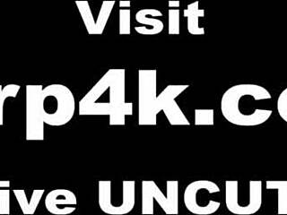 Genç kız çalınan eşyaları süveterinin altına saklıyor