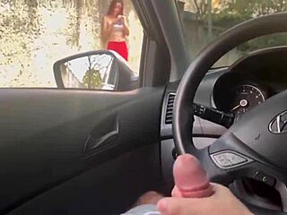 Gostosa Masturbates Publicly at Bus Stop Outdoors!