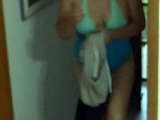 Prima Volta in Spiaggia a Provocare e Stuzzicare il Mio Figliastro