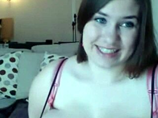 Picsás BBW 18+ csaj játékszerekkel játszik kamerán