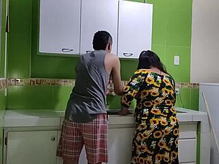 Consolando a mi madrastra por que esta muy triste su esposo le fui infiel le ayudo a que se desquite conmigo termino follandomela en la cocina