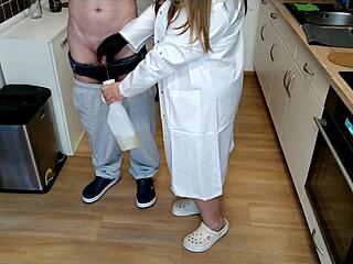 Suocera aiuta figliastro con sacca urina in gioco fetish ospedale