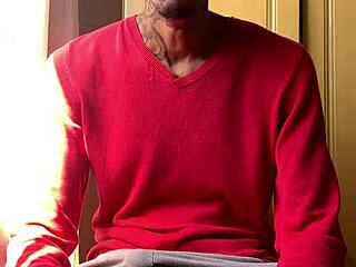 Ebony Brazilian masturbates with Oberon