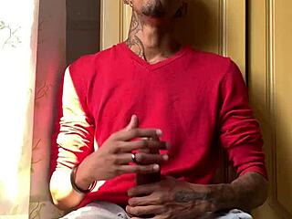 Ebony Brazilian masturbates with Oberon