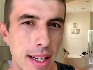 Dois jovens 18+ gatos trocam foda no cu com paus grandes e músculos